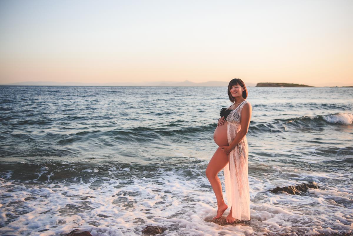 έγκυος στην παραλία